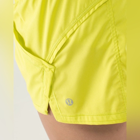 Lululemon Shake & Break Short in Split Pea - Picture 2 of 7